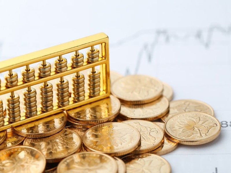Người chơi Baccarat chiến thắng với chip và bài
